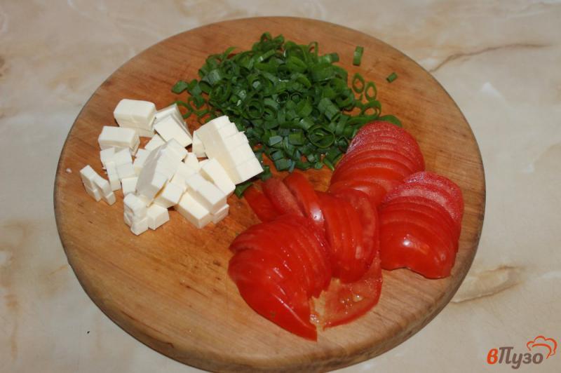 Фото приготовление рецепта: Лаваш гриль с сыром, зеленым луком и помидором шаг №1