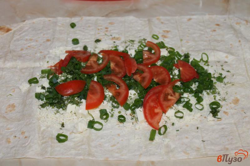 Фото приготовление рецепта: Лаваш гриль с сыром, зеленым луком и помидором шаг №4