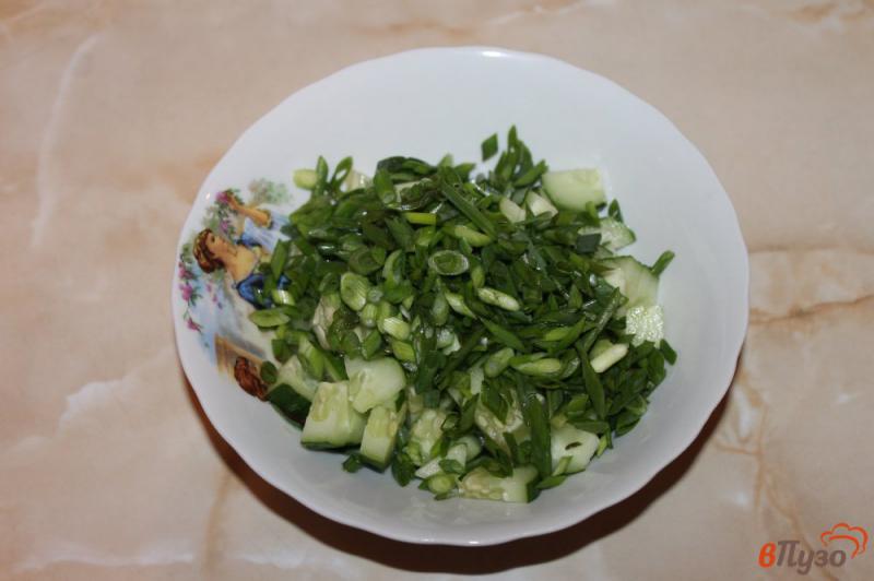 Фото приготовление рецепта: Салат из огурцов с оливками шаг №2