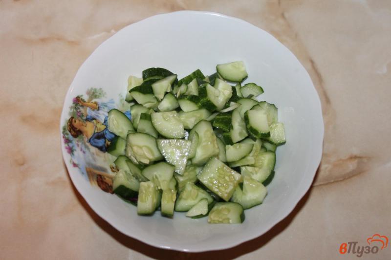 Фото приготовление рецепта: Салат из огурцов с оливками шаг №1