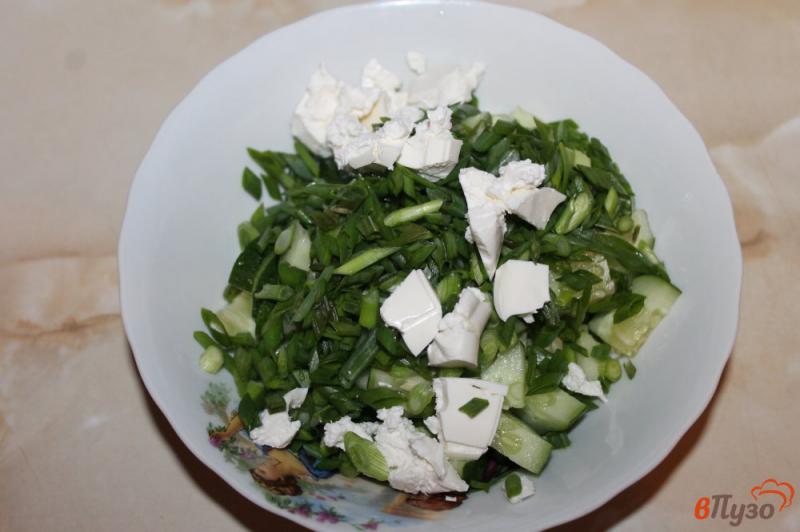 Фото приготовление рецепта: Салат из огурцов с оливками шаг №3
