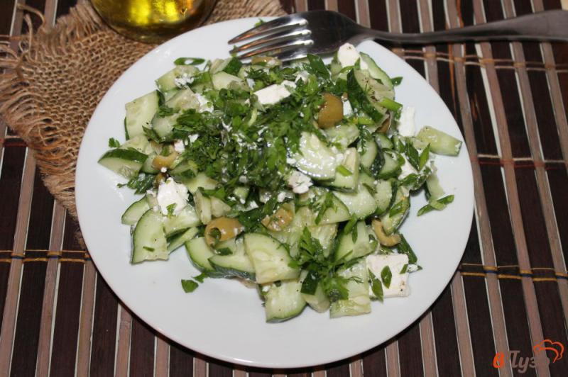 Фото приготовление рецепта: Салат из огурцов с оливками шаг №5