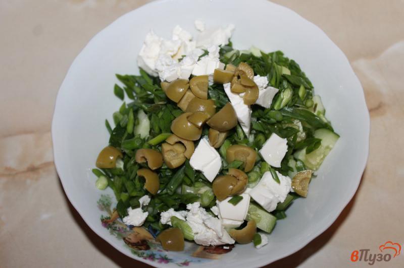 Фото приготовление рецепта: Салат из огурцов с оливками шаг №4