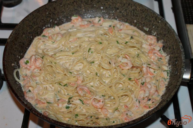 Фото приготовление рецепта: Спагетти в сливочном соусе с креветками и сыром Дор Блю шаг №4