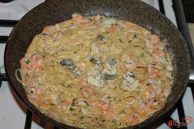 Фото приготовление рецепта: Спагетти в сливочном соусе с креветками и сыром Дор Блю шаг №5