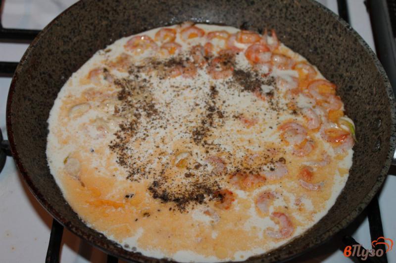 Фото приготовление рецепта: Спагетти в сливочном соусе с креветками и сыром Дор Блю шаг №2