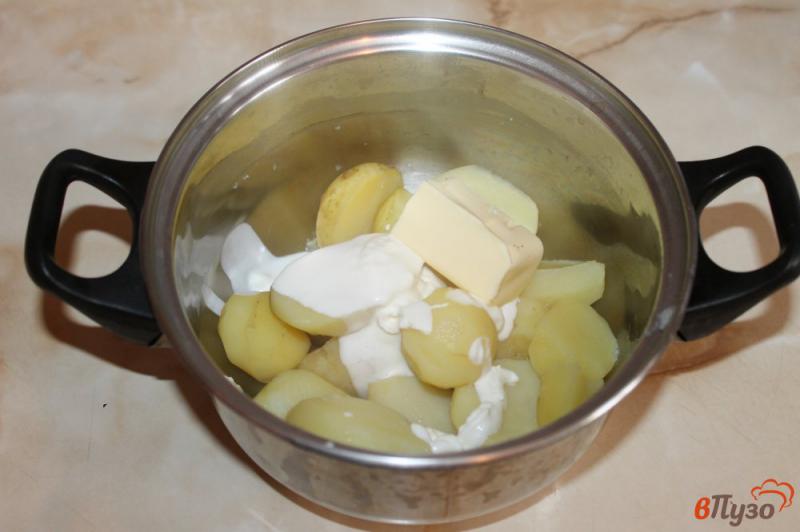 Фото приготовление рецепта: Молодой картофель со сметаной и зеленью шаг №4