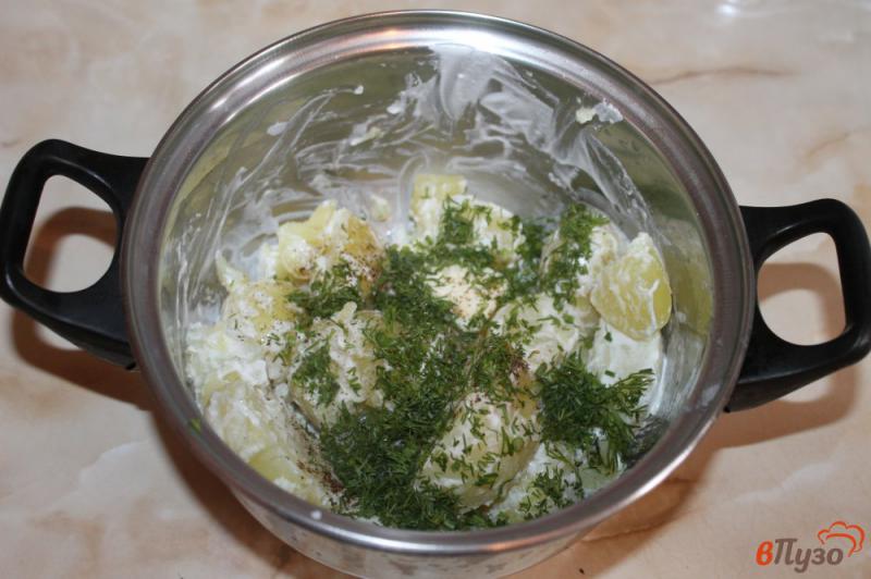 Фото приготовление рецепта: Молодой картофель со сметаной и зеленью шаг №5