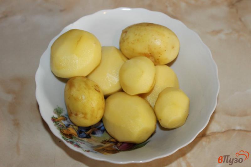 Фото приготовление рецепта: Молодой картофель со сметаной и зеленью шаг №1