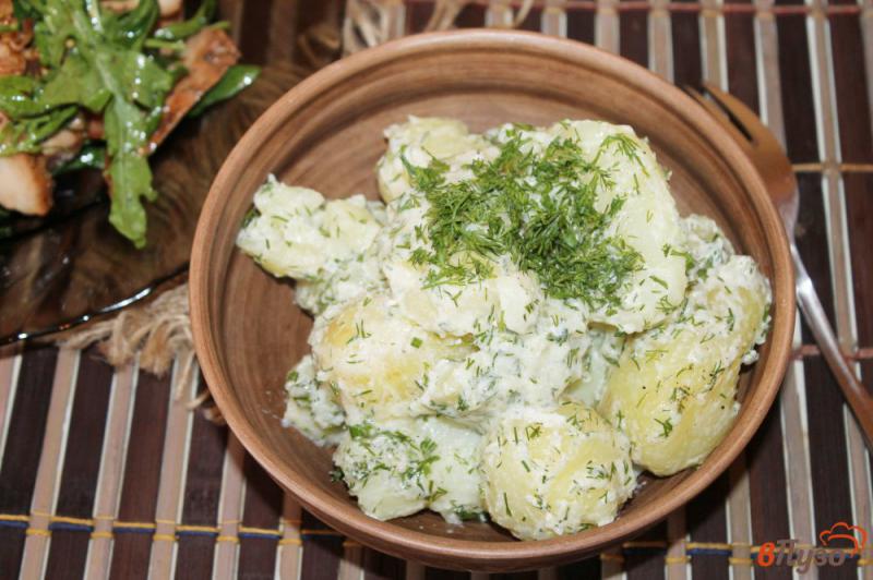 Фото приготовление рецепта: Молодой картофель со сметаной и зеленью шаг №6