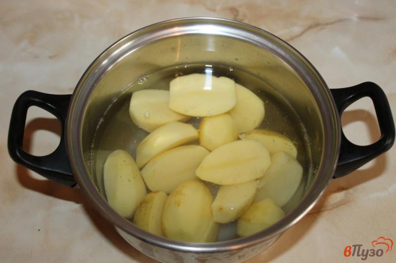 Фото приготовление рецепта: Молодой картофель со сметаной и зеленью шаг №3