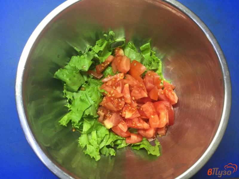 Фото приготовление рецепта: Салат из овощей с рыбой и маслинами шаг №2