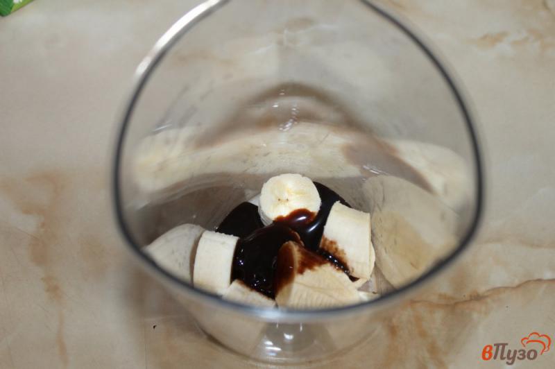 Фото приготовление рецепта: Молочный коктейль с бананово - шоколадным вкусом шаг №2
