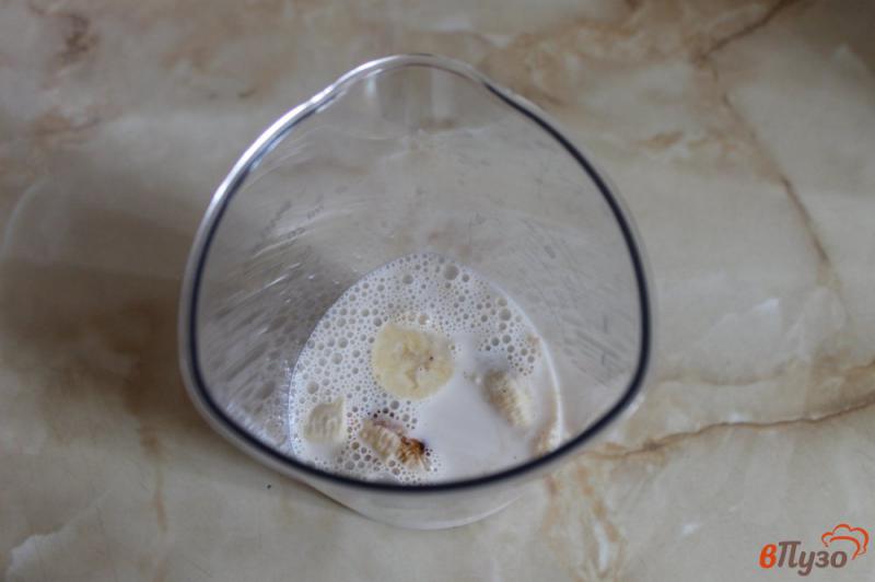 Фото приготовление рецепта: Молочный коктейль с бананово - шоколадным вкусом шаг №3
