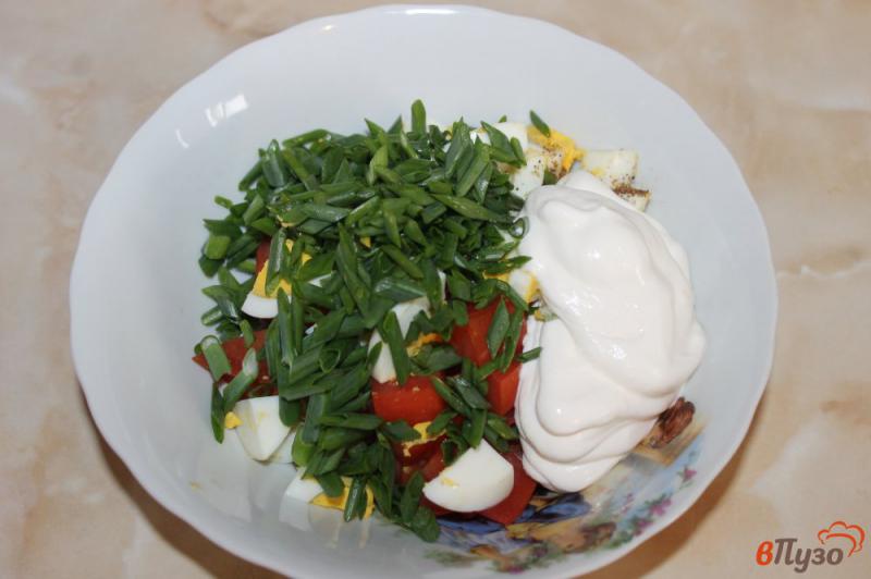 Фото приготовление рецепта: Салат из яиц с помидорами и зеленым луком шаг №4
