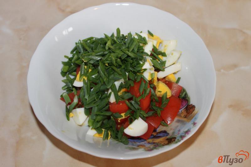 Фото приготовление рецепта: Салат из яиц с помидорами и зеленым луком шаг №3