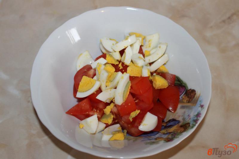 Фото приготовление рецепта: Салат из яиц с помидорами и зеленым луком шаг №2