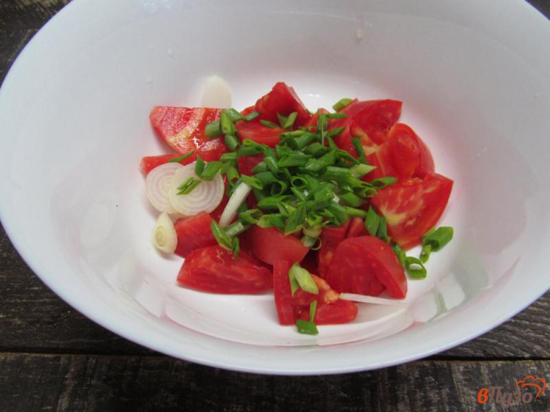 Фото приготовление рецепта: Помидорный салат с кориандром и семечками шаг №2