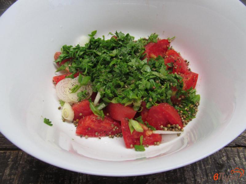 Фото приготовление рецепта: Помидорный салат с кориандром и семечками шаг №3