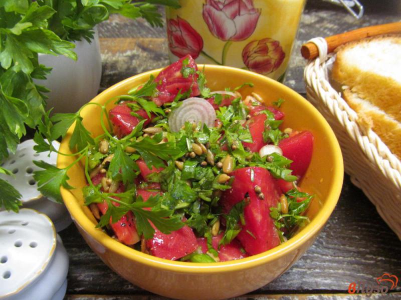 Фото приготовление рецепта: Помидорный салат с кориандром и семечками шаг №5