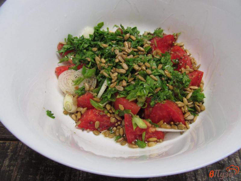 Фото приготовление рецепта: Помидорный салат с кориандром и семечками шаг №4