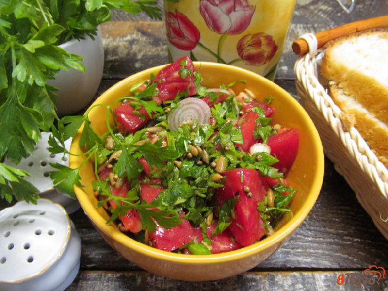 Фото приготовление рецепта: Помидорный салат с кориандром и семечками шаг №6