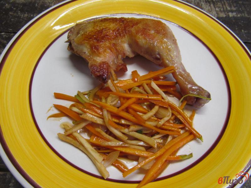 Фото приготовление рецепта: Куриный окорочок под овощным соусом шаг №6