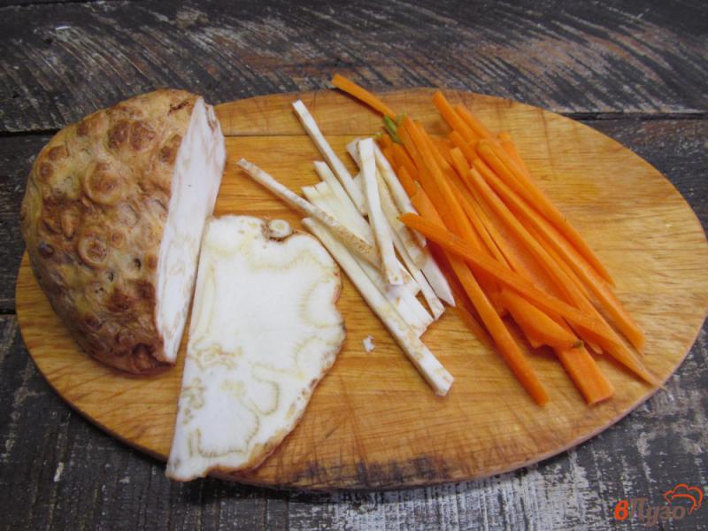 Фото приготовление рецепта: Куриный окорочок под овощным соусом шаг №2