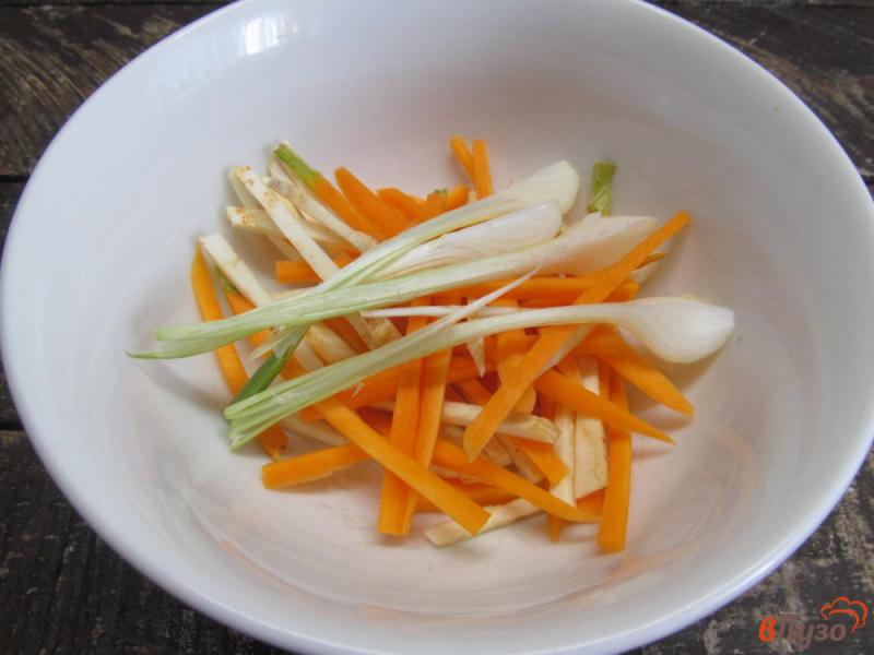 Фото приготовление рецепта: Куриный окорочок под овощным соусом шаг №3