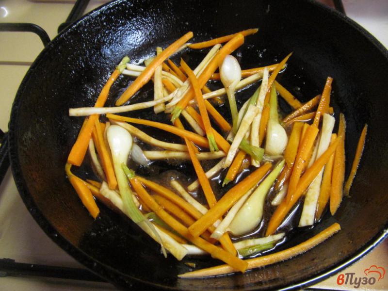 Фото приготовление рецепта: Куриный окорочок под овощным соусом шаг №5