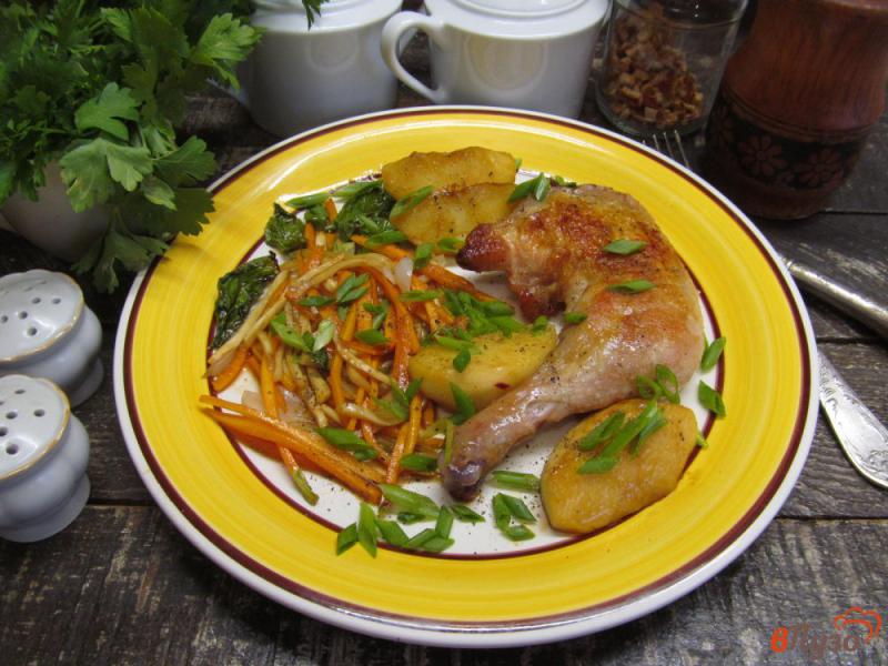 Фото приготовление рецепта: Куриный окорочок под овощным соусом шаг №8