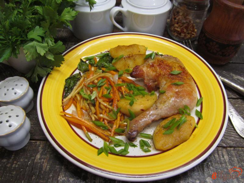 Фото приготовление рецепта: Куриный окорочок под овощным соусом шаг №9