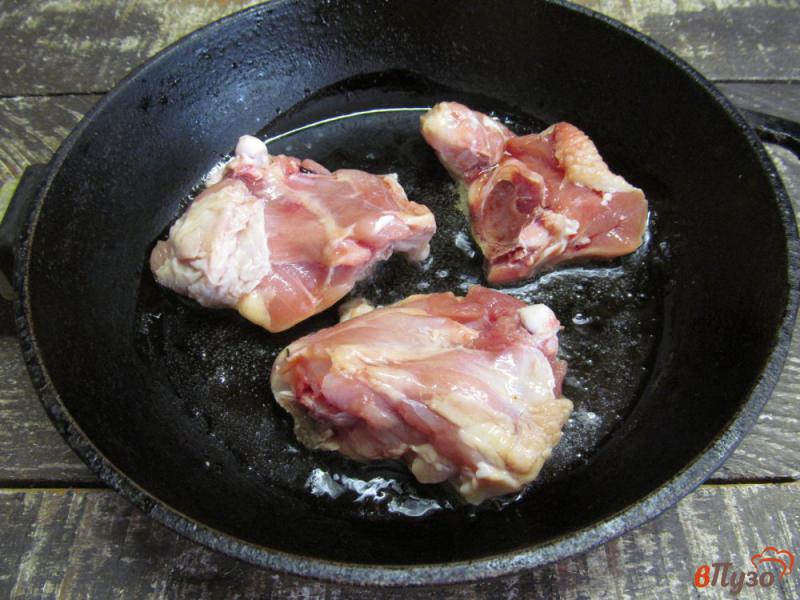 Фото приготовление рецепта: Тушеные куриные бедра с цветной капустой и грибами шаг №1