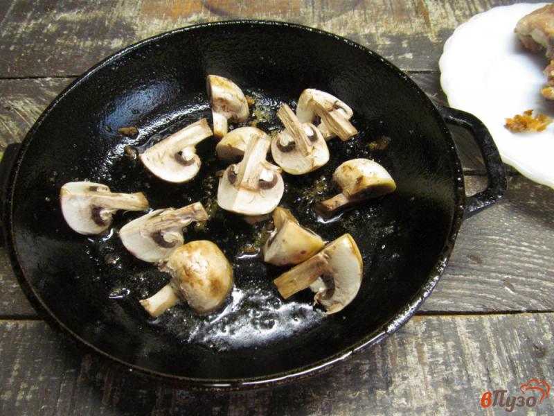 Фото приготовление рецепта: Тушеные куриные бедра с цветной капустой и грибами шаг №2