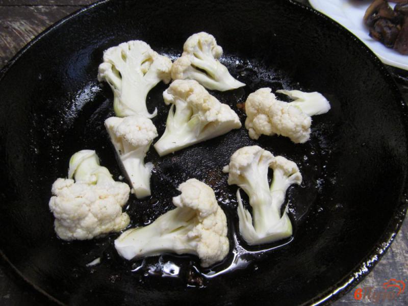 Фото приготовление рецепта: Тушеные куриные бедра с цветной капустой и грибами шаг №3