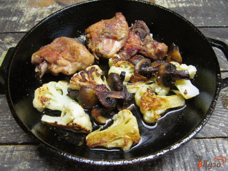 Фото приготовление рецепта: Тушеные куриные бедра с цветной капустой и грибами шаг №4