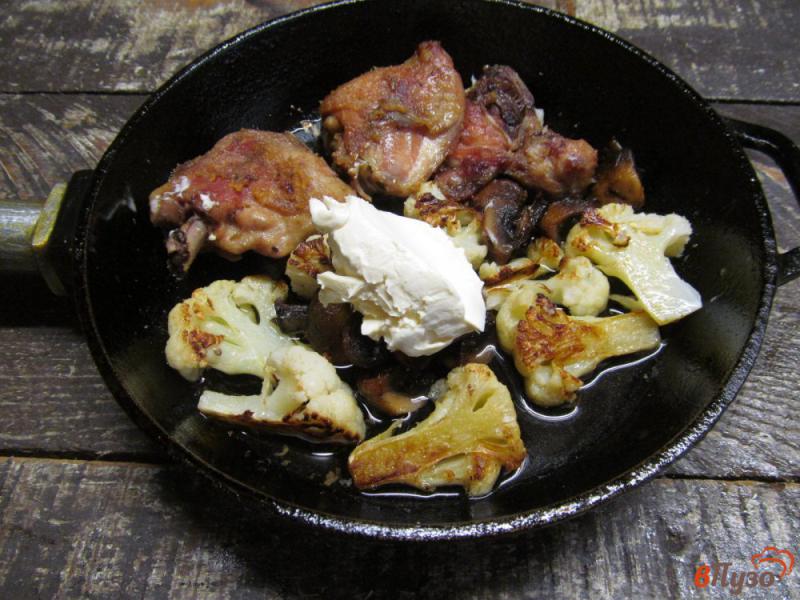Фото приготовление рецепта: Тушеные куриные бедра с цветной капустой и грибами шаг №5
