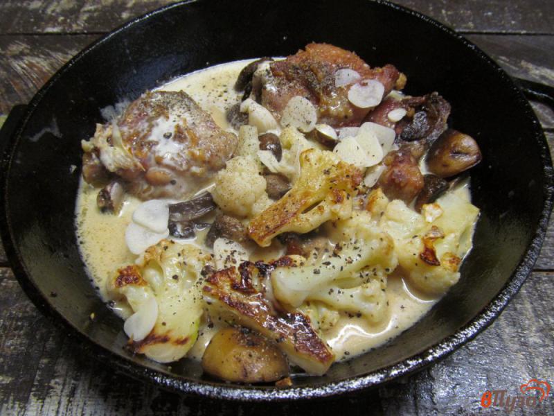 Фото приготовление рецепта: Тушеные куриные бедра с цветной капустой и грибами шаг №6