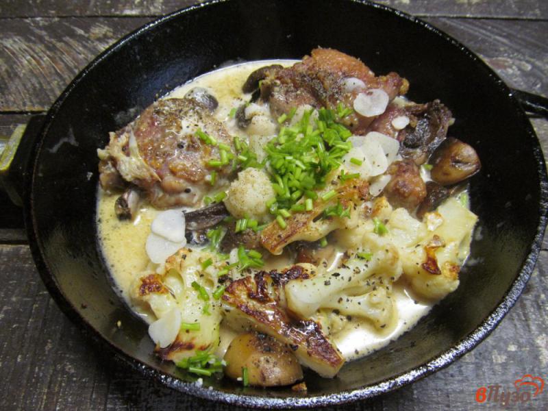 Фото приготовление рецепта: Тушеные куриные бедра с цветной капустой и грибами шаг №7