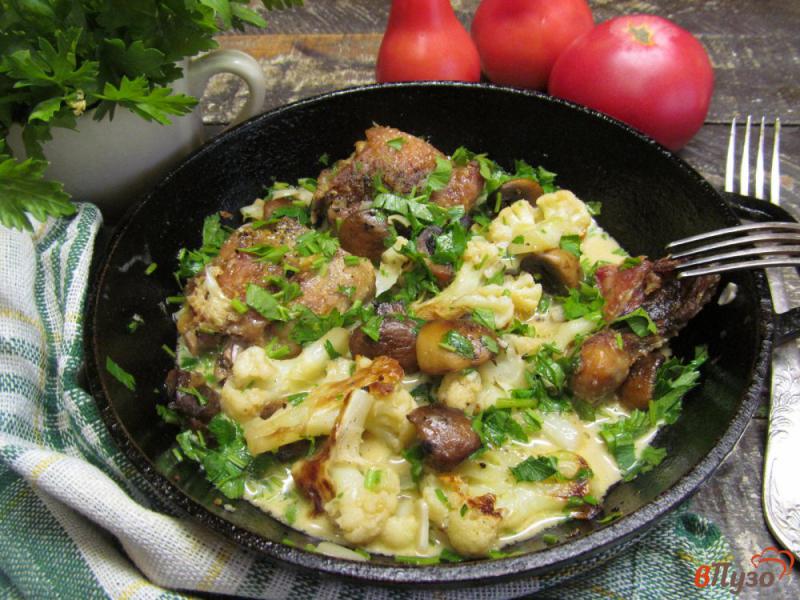 Фото приготовление рецепта: Тушеные куриные бедра с цветной капустой и грибами шаг №8