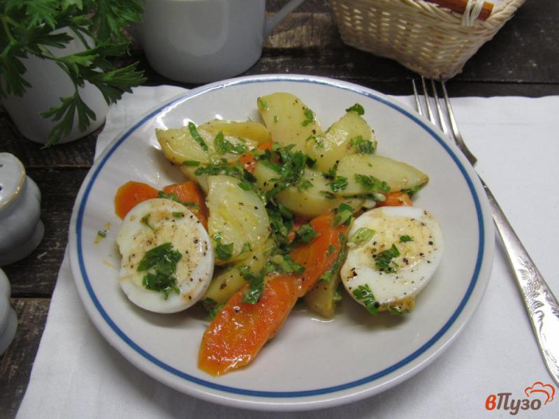Фото приготовление рецепта: Теплый овощной салат с яйцом шаг №7