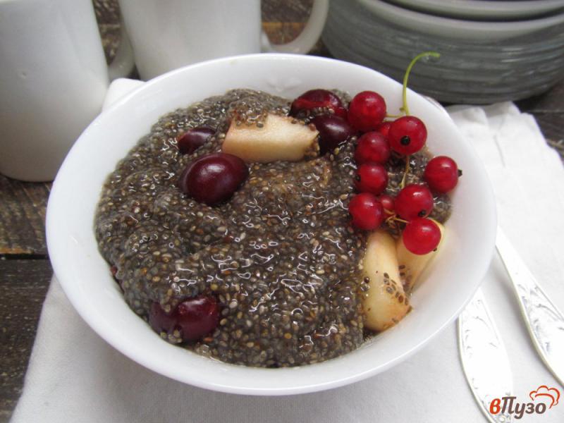 Фото приготовление рецепта: Пудинг из семян чиа с фруктами шаг №6