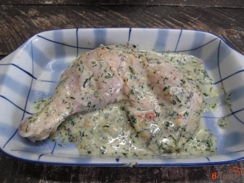 Фото приготовление рецепта: Куриные окорочка с картофелем под соусом из ряженки шаг №2