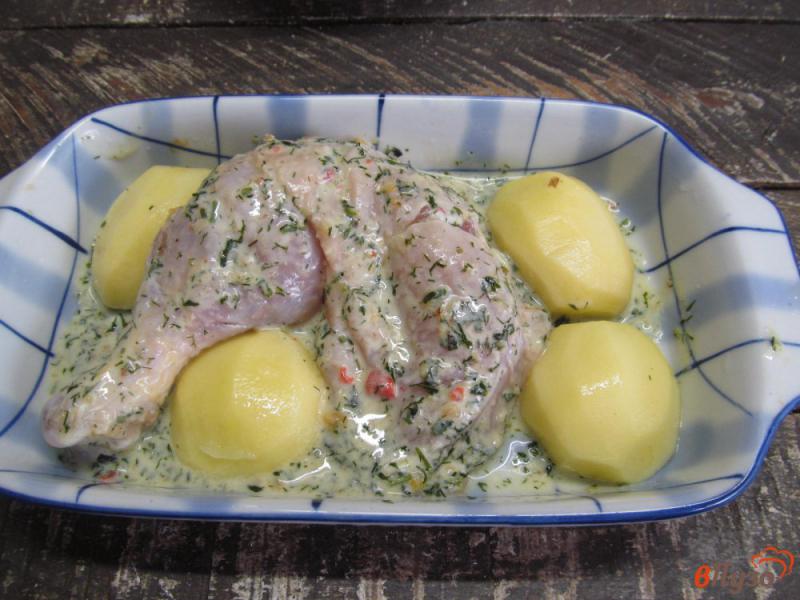 Фото приготовление рецепта: Куриные окорочка с картофелем под соусом из ряженки шаг №3