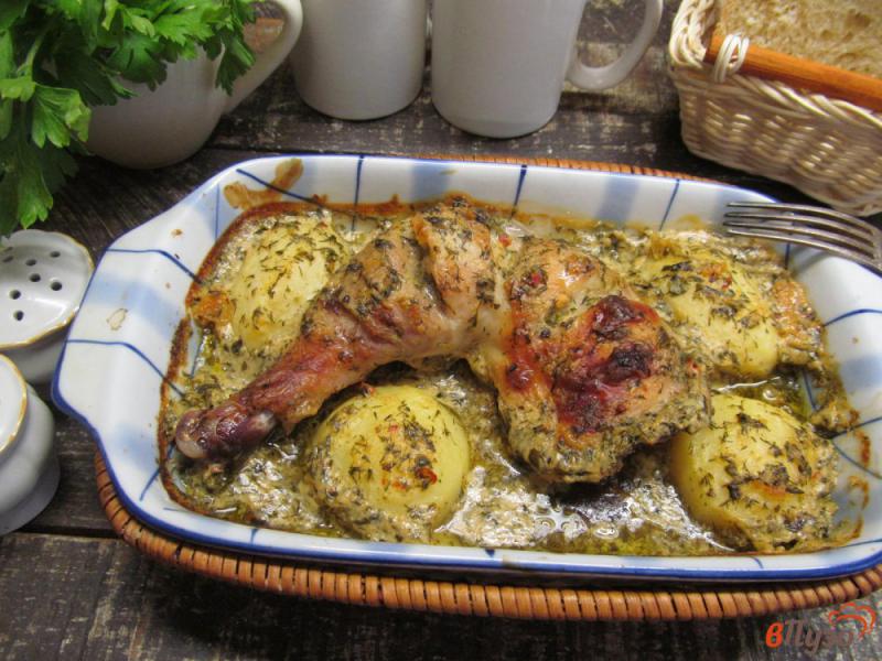 Фото приготовление рецепта: Куриные окорочка с картофелем под соусом из ряженки шаг №5