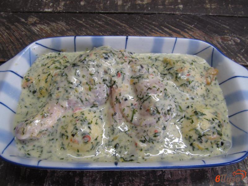 Фото приготовление рецепта: Куриные окорочка с картофелем под соусом из ряженки шаг №4