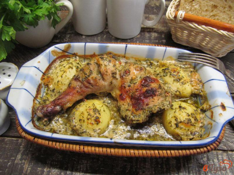 Фото приготовление рецепта: Куриные окорочка с картофелем под соусом из ряженки шаг №6