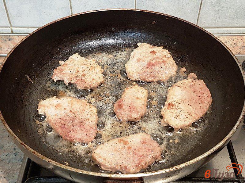 Фото приготовление рецепта: Свинина в драниках с зеленью шаг №7