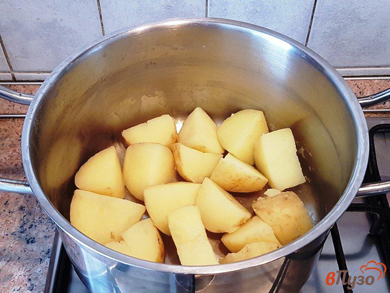 Фото приготовление рецепта: Картофельные пальчики с чесноком и луком шаг №2