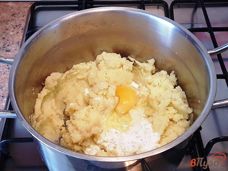 Фото приготовление рецепта: Картофельные пальчики с чесноком и луком шаг №3